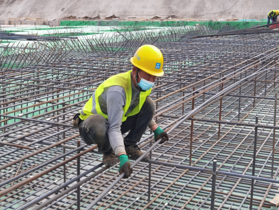 防疫施工两手抓，重点工程建设“不打烊”